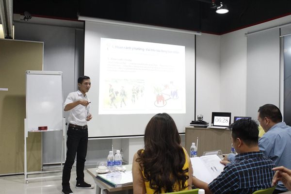 Thí sinh Startup Zone trình bày ý tưởng 2