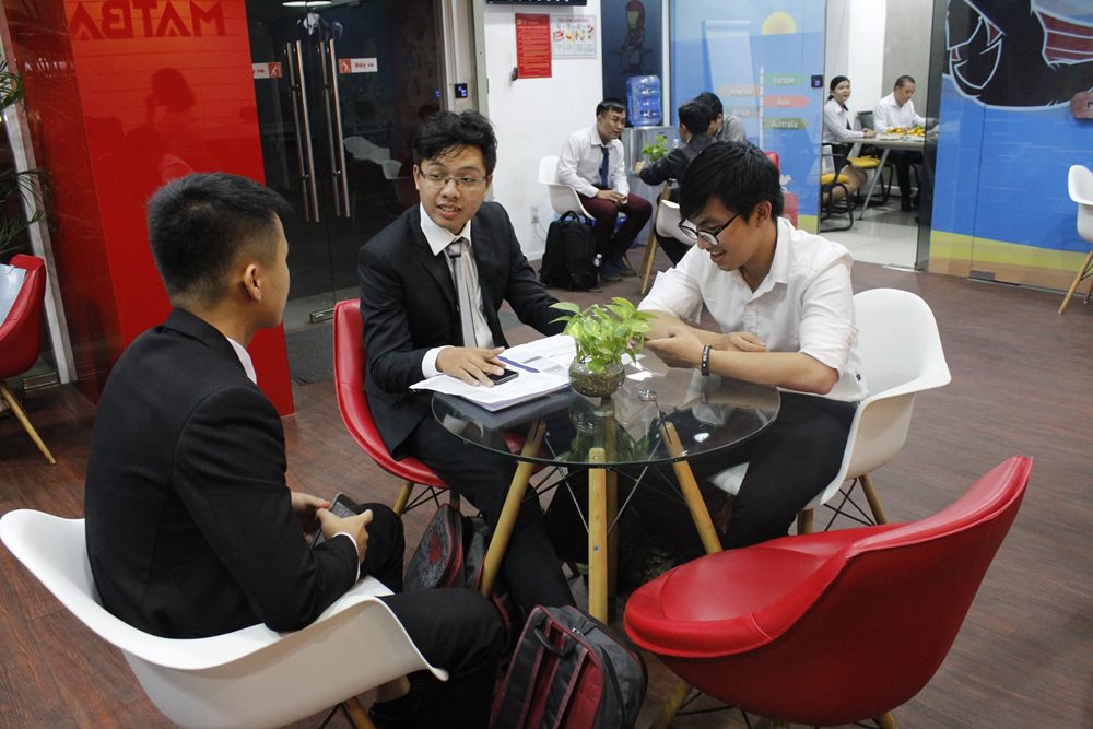 Thí sinh bàn luận trước giờ G tại Startup Zone