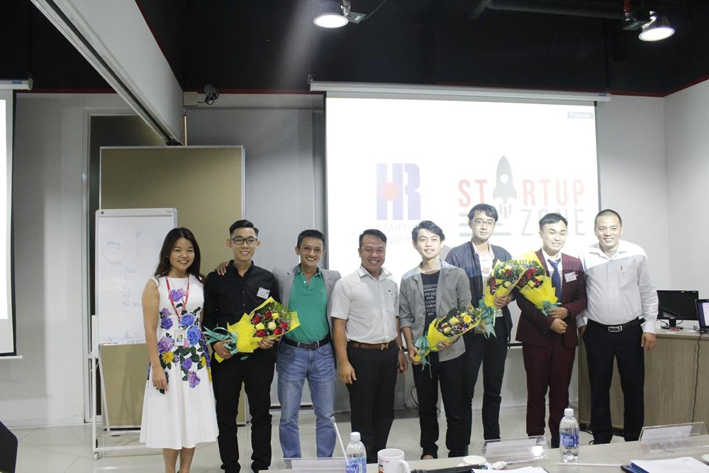 Giám khảo và thí sinh chụp kỉ niệm sau Startup Zone