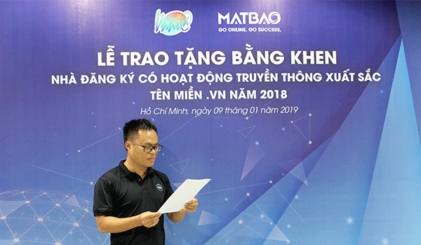 Mắt Bão nhận bằng khen của Trung tâm Internet Việt Nam 1