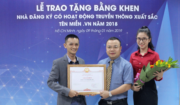 Mắt Bão nhận bằng khen của Trung tâm Internet Việt Nam 3