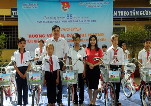 Mắt Bão tặng xe đạp cho học sinh nghèo vượt khó tỉnh Trà Vinh