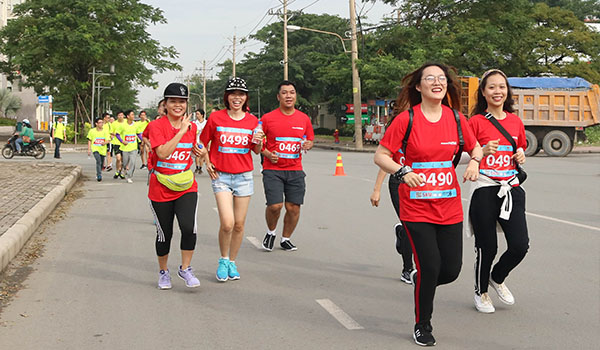 Các bạn Mắt Bão nhiệt tình tại Olympic Marathon 2030